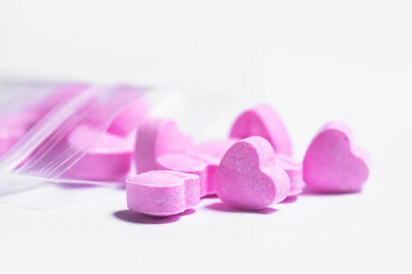 Nahaufnahme Einer Transparenten Tasche Mit Reißverschluss Und Rosa Pillen Herzform — Stockfoto