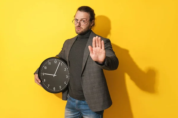 Серйозний Чоловік Окулярах Тримає Годинник Показує Жест Зупинки Жовтому Тлі — стокове фото
