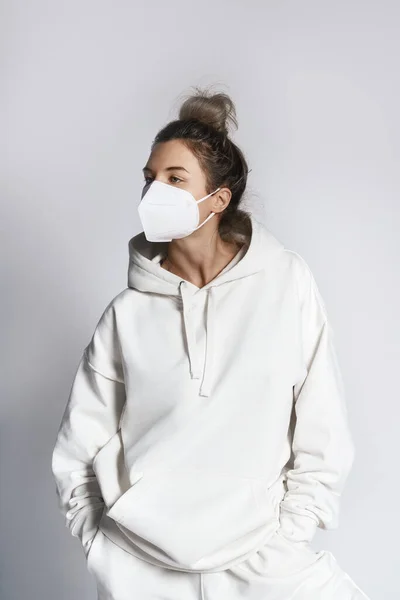 Mujer Joven Con Capucha Blanca Máscara Respiradora Ffp2 Contra Fondo —  Fotos de Stock