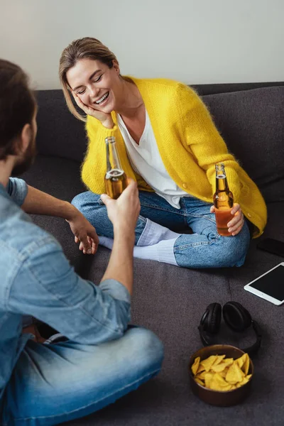 Young Cheerful Couple Sitting Sofa Drinking Beer Eating Nachos Home — Stock Photo, Image