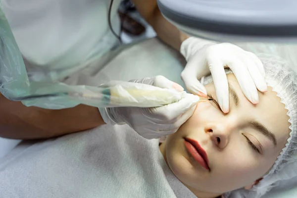 Mujer Joven Durante Tratamiento Maquillaje Permanente Profesional Mejora Línea Pestañas — Foto de Stock