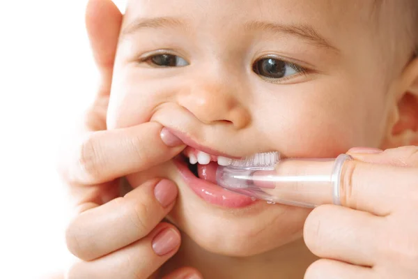 Zbliżenie Matki Delikatnie Wymachującej Zębami Swojego Dziecka Szczoteczką Zębów — Zdjęcie stockowe
