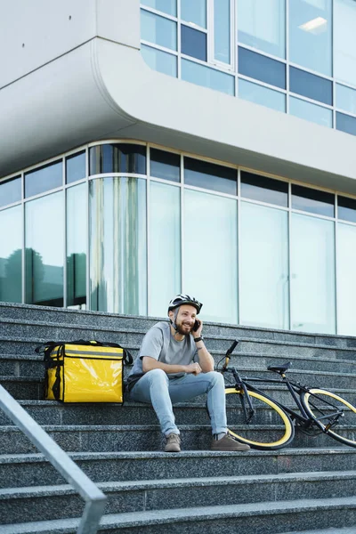 Genç Gülen Ekspres Yemek Kuryesi Merdivenlerde Izole Edilmiş Çanta Bisikletle — Stok fotoğraf