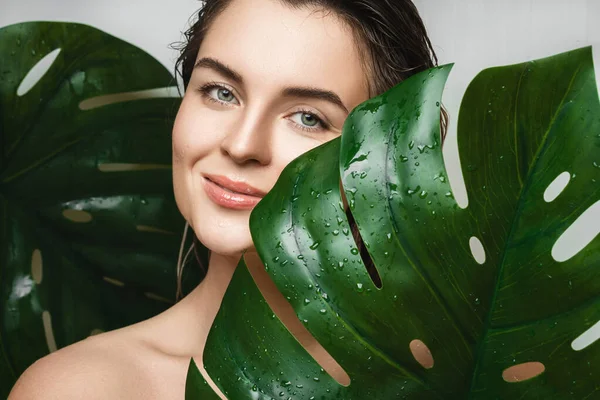Portrait Beautiful Young Woman Smooth Skin Holding Monstera Deliciosa Plant — Stock Photo, Image