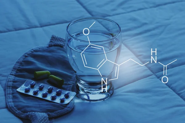 Koncepcja Dobrego Snu Formuła Melatoniny Tabletki Nasenne Zatyczki Uszu Opaska — Zdjęcie stockowe