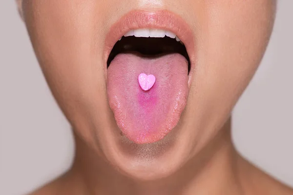 Közelkép Egy Fiatal Arcának Alsó Részéről Rózsaszín Szív Alakú Tablettával — Stock Fotó