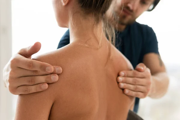 Massaggiatore Uomo Facendo Massaggio Alla Schiena Sua Cliente Donna Clinica Foto Stock Royalty Free