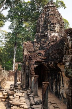 Angkor 'daki antik Bayon Tapınağı kalıntıları Siem Reap, Kamboçya