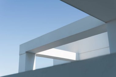 Modern minimalist beyaz binanın ön yüzü.