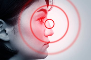 Burun ve Sinüs Bozukluğu olan genç üzgün kadın kronik rinosinusit ya da alerjik rhinitis gibi..