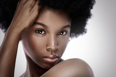 Genç ve güzel, pürüzsüz tenli siyah kadın portresi