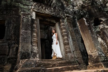 Antik Khmer harabelerinde beyaz cüppeli güzel bir kadın, Angkor Wat