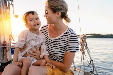 Genç ve çekici annesi ve küçük oğlu yelkenliyle denize açıldılar.