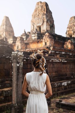 Antik Khmer harabelerinde beyaz cüppeli güzel bir kadın, Angkor Wat