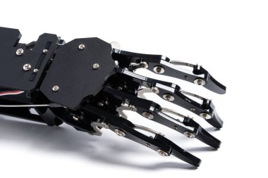 Beyaz arka plana karşı gerçek robot eli. Yapay zeka geliştirme ve robot süreci otomatik hale getirme kavramları.