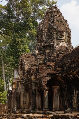 Angkor 'daki antik Bayon Tapınağı kalıntıları Siem Reap, Kamboçya