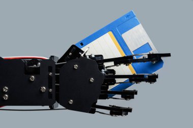 Sürtünme diskinde gerçek bir robotik el. Yapay zeka geliştirme ve veri depolama kavramları.
