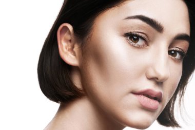 Genç ve güzel orta doğulu kadın doğal makyajıyla beyaz arka plana bakıyor..