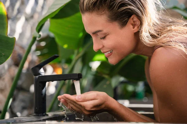 Beautiful Woman Washing Her Face Outdoor Bathroom Tropical Banana Leaves — Stock Photo, Image
