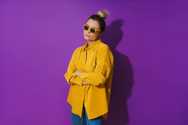 Retrato Menina Vestindo Camisa Amarela Óculos Sol Mostrando Expressão Desdém — Fotografia de Stock