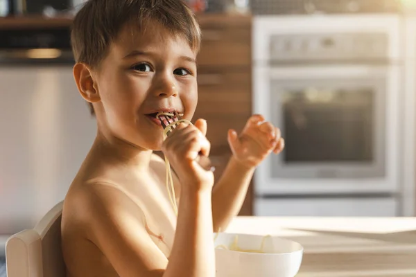 Sevimli Çocuk Sevdiği Yemeği Yiyor Spagetti — Stok fotoğraf