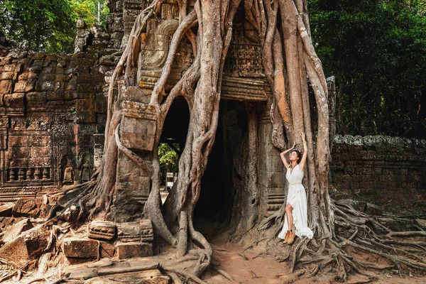 Antik Khmer harabelerinde beyaz cüppeli güzel bir kadın, Angkor Wat