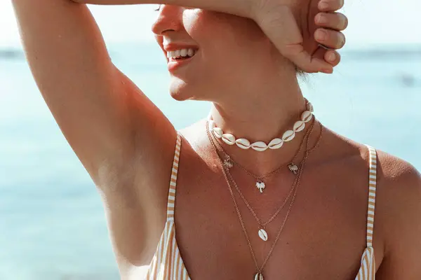 Wesoła Kobieta Bikini Złotym Naszyjniku Palmami Muszelkami Słonecznej Plaży — Zdjęcie stockowe