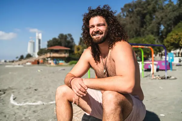 Retrato Hombre Rizado Alegre Relajándose Playa Durante Día Soleado Verano —  Fotos de Stock