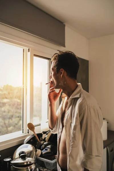 Homem Adulto Jovem Fumando Cigarro Ryo Maconha Casa — Fotografia de Stock