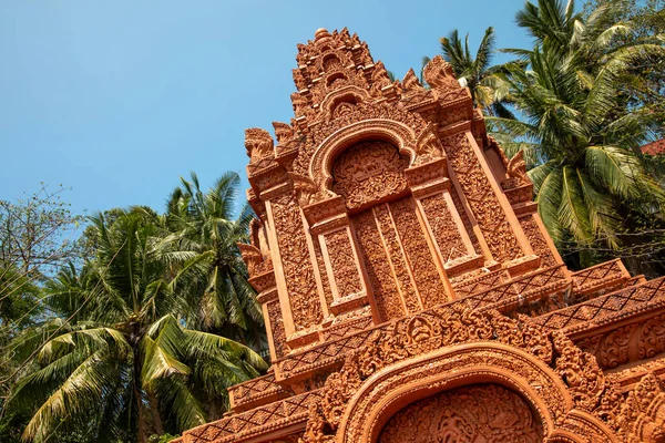 柬埔寨西哈努克城阳光明媚的日子里的美丽的塔 — 图库照片