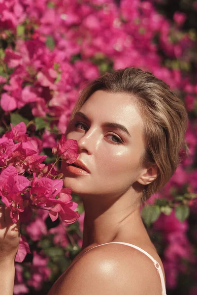 Yumuşak Tenli Doğal Makyajlı Güzel Sarışın Kadın Narin Pembe Çiçeklerle — Stok fotoğraf