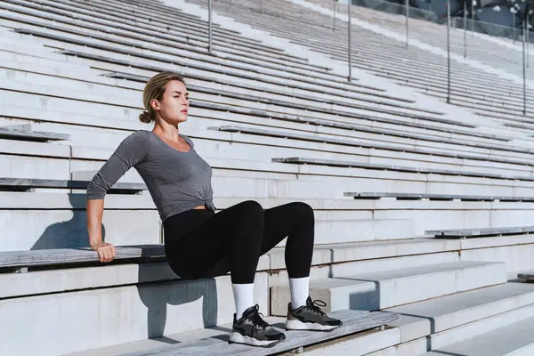 Kvinnlig Idrottsman Bär Kvinnliga Sportkläder Gör Triceps Dips Motion Calisthenic — Stockfoto