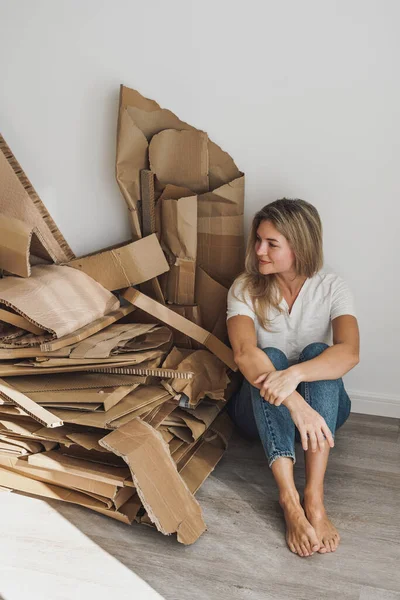 Young Woman Wand Stack Cardboard Waste Home Concepts Paper Recycling — Stock Photo, Image