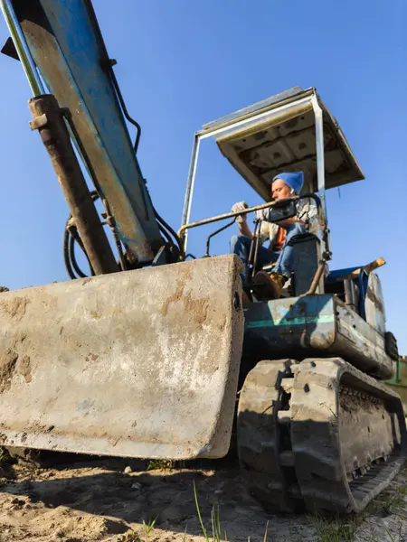 Joven Operando Vieja Excavadora Durante Trabajo Sitio Construcción —  Fotos de Stock