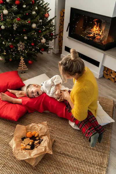 Young Woman Her Little Son Having Fun Glowing Fireplace Cozy — Stock Photo, Image