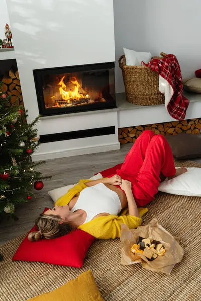 Mladá Žena Leží Zářícího Krbu Útulném Obývacím Pokoji Zdobená Vánočním — Stock fotografie