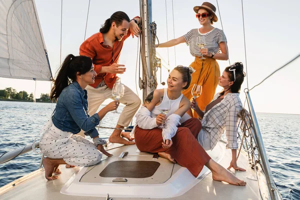 Groep Van Gelukkige Vrienden Drinken Wijn Ontspannen Zeilboot Tijdens Het — Stockfoto