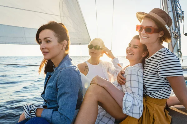 Šťastné Dívky Přátelé Dovolené Relaxaci Plachetnici Během Plavby Moři — Stock fotografie
