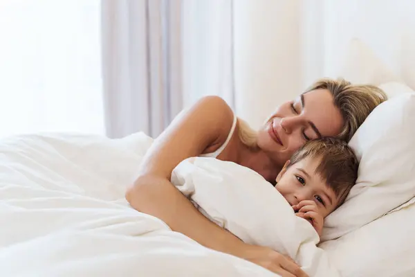 Mother Her Little Son Lie Side Side Bed Sharing Quiet — Stock Photo, Image