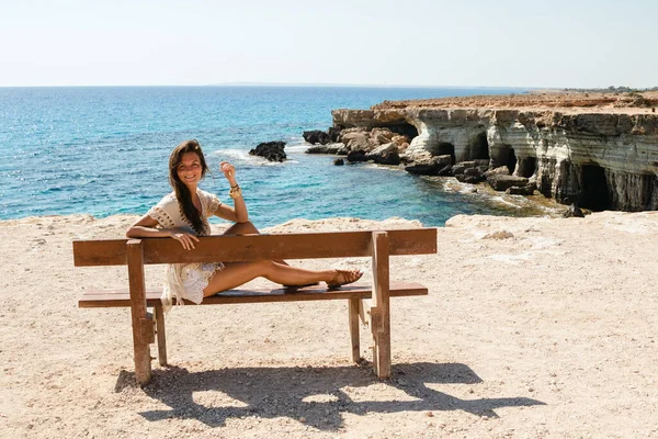 Mujer Joven Sienta Banco Cerca Los Acantilados Del Mar Mirador — Foto de Stock