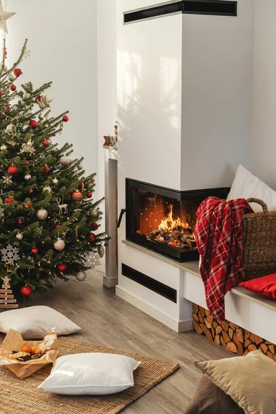 Interior Modern Living Room Burning Fireplace Adorned Christmas Tree Festive — Stock Photo, Image
