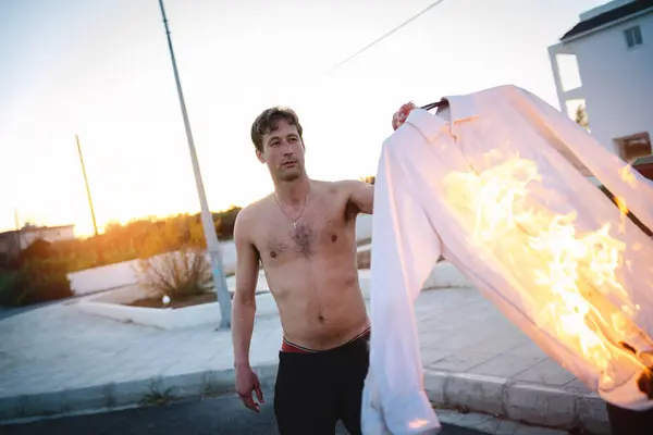 Jong Volwassen Man Pyromaan Branden Zijn Shirt Straat — Stockfoto