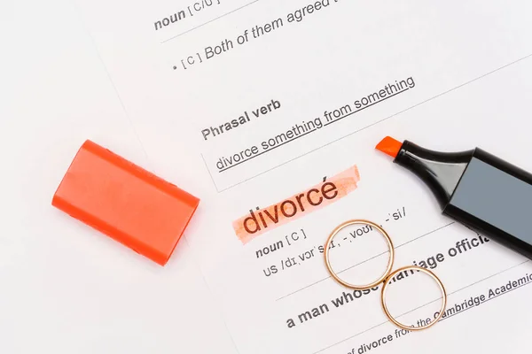 Closeup Two Golden Wedding Rings Highlighter Pen Marked Divorce Word — Stock Photo, Image