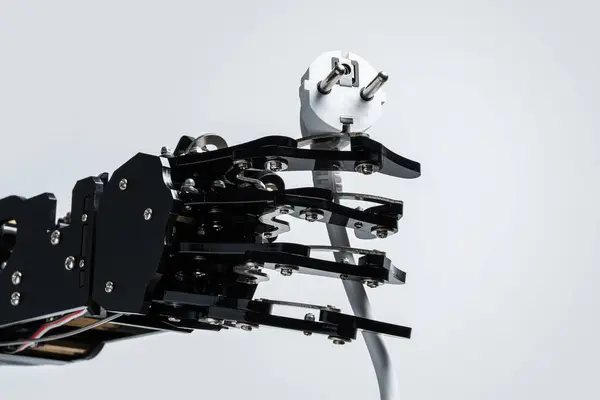Mão Robótica Real Com Tomada Energia Conceitos Aquisição Singularidade Tecnológica — Fotografia de Stock