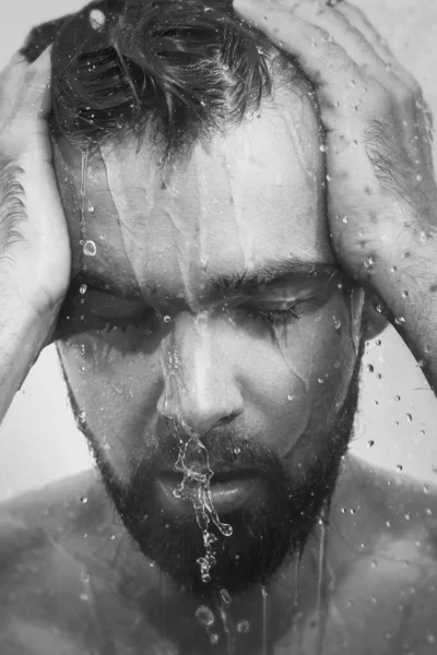 Monochromes Bild Eines Frustrierten Jungen Mannes Unter Der Dusche — Stockfoto