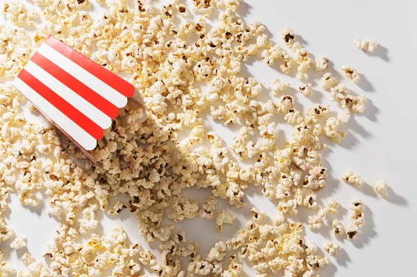 Klasický Pruhovaný Kbelík Lahodným Popcornem Bílém Pozadí Royalty Free Stock Obrázky