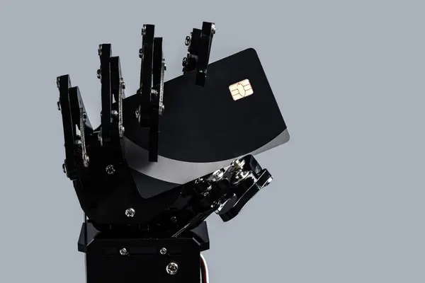 Mano Robótica Real Con Tarjeta Pago Negra Concepto Inteligencia Artificial Imágenes de stock libres de derechos