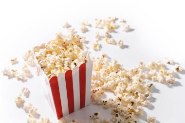 Beyaz arka planda lezzetli patlamış mısırlı klasik çizgili kova..