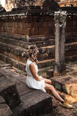 Antik Khmer harabelerinde beyaz cüppeli güzel bir kadın, Angkor Wat