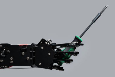 Tornavidayla gerçek bir robot eli. Yapay zeka geliştirme kavramları veya yapay zeka tarafından iş değişikliği.